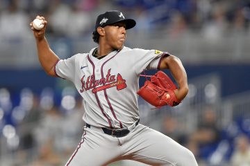 Atlanta Braves pitcher Didier Fuentes throwing the ball