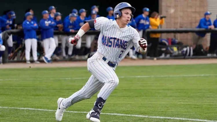 Eli Willits running the bases